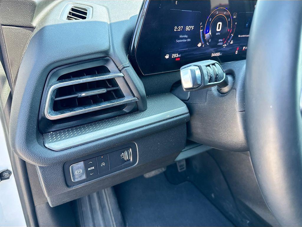 used 2024 Chevrolet Traverse car, priced at $33,998
