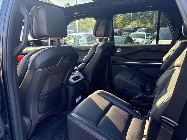 new 2025 Lincoln Navigator car, priced at $106,305