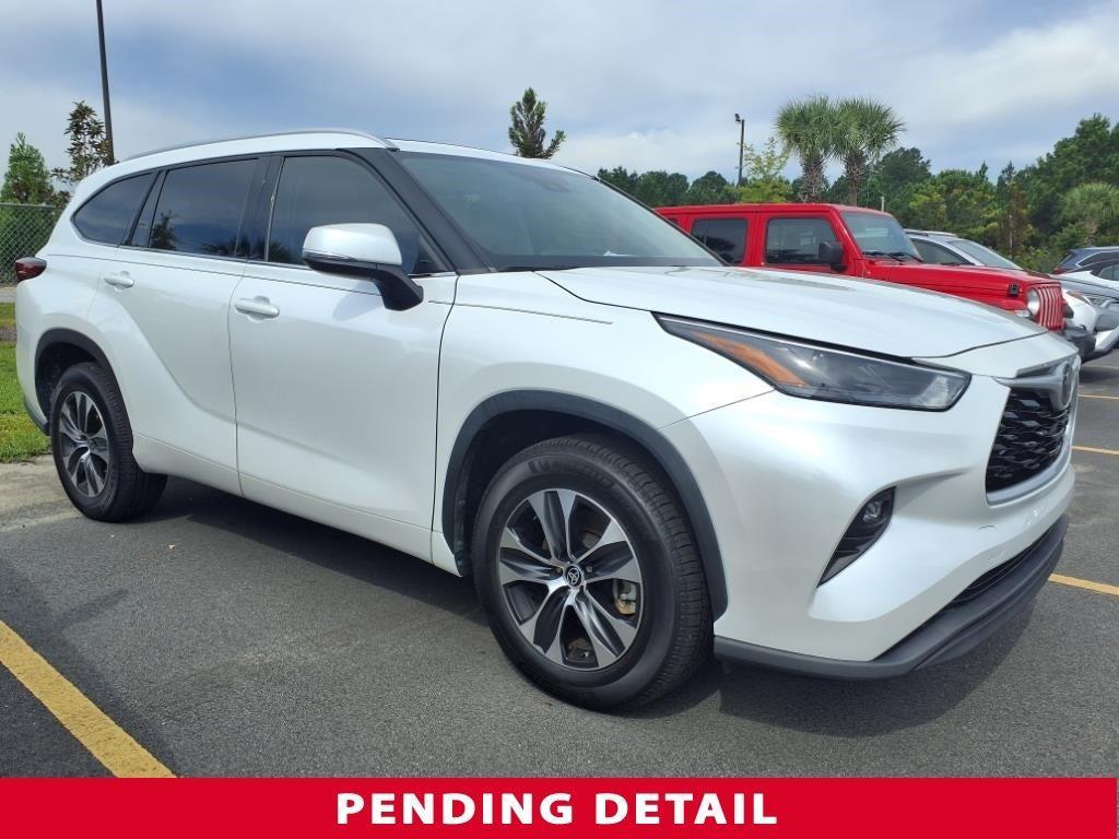 used 2022 Toyota Highlander car, priced at $34,900