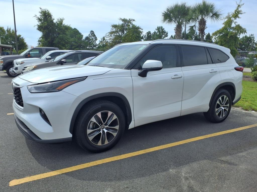 used 2022 Toyota Highlander car, priced at $34,900
