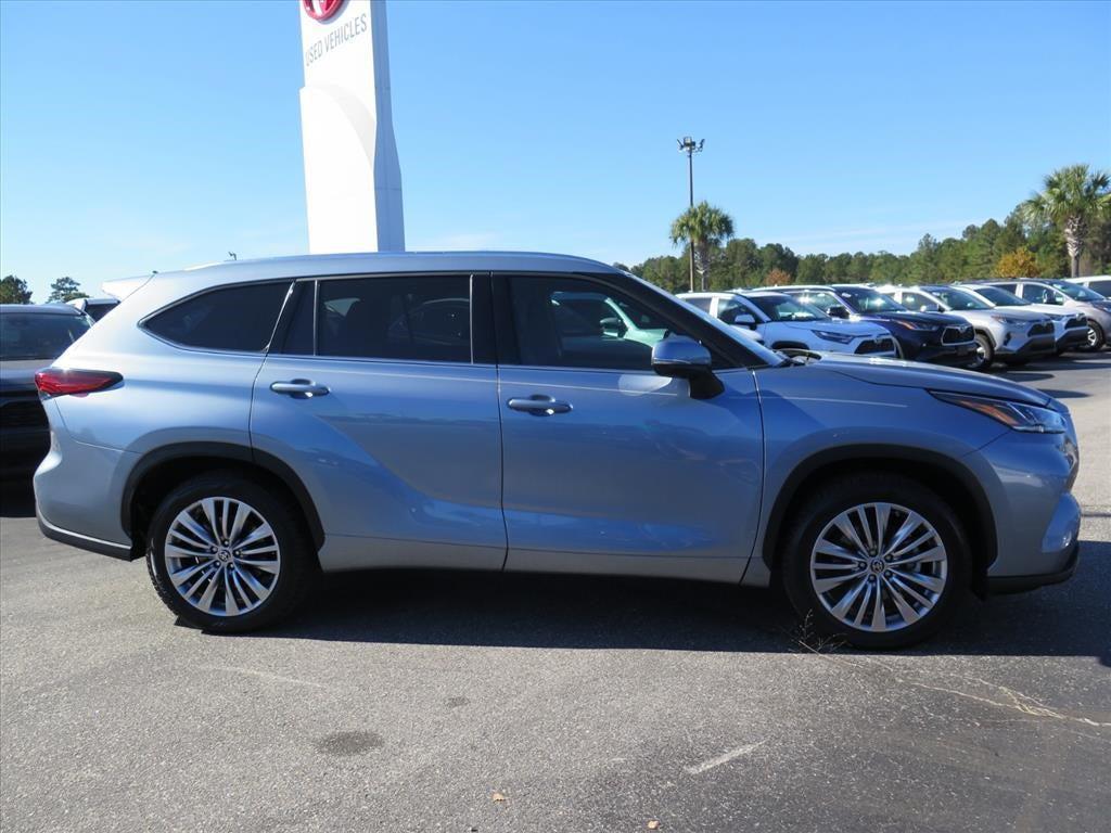 used 2022 Toyota Highlander Hybrid car, priced at $38,900