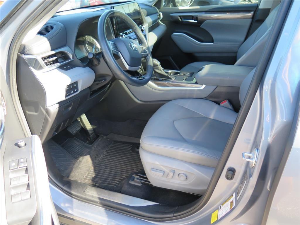 used 2022 Toyota Highlander Hybrid car, priced at $38,900