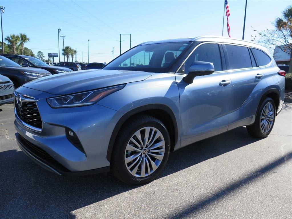 used 2022 Toyota Highlander Hybrid car, priced at $38,900