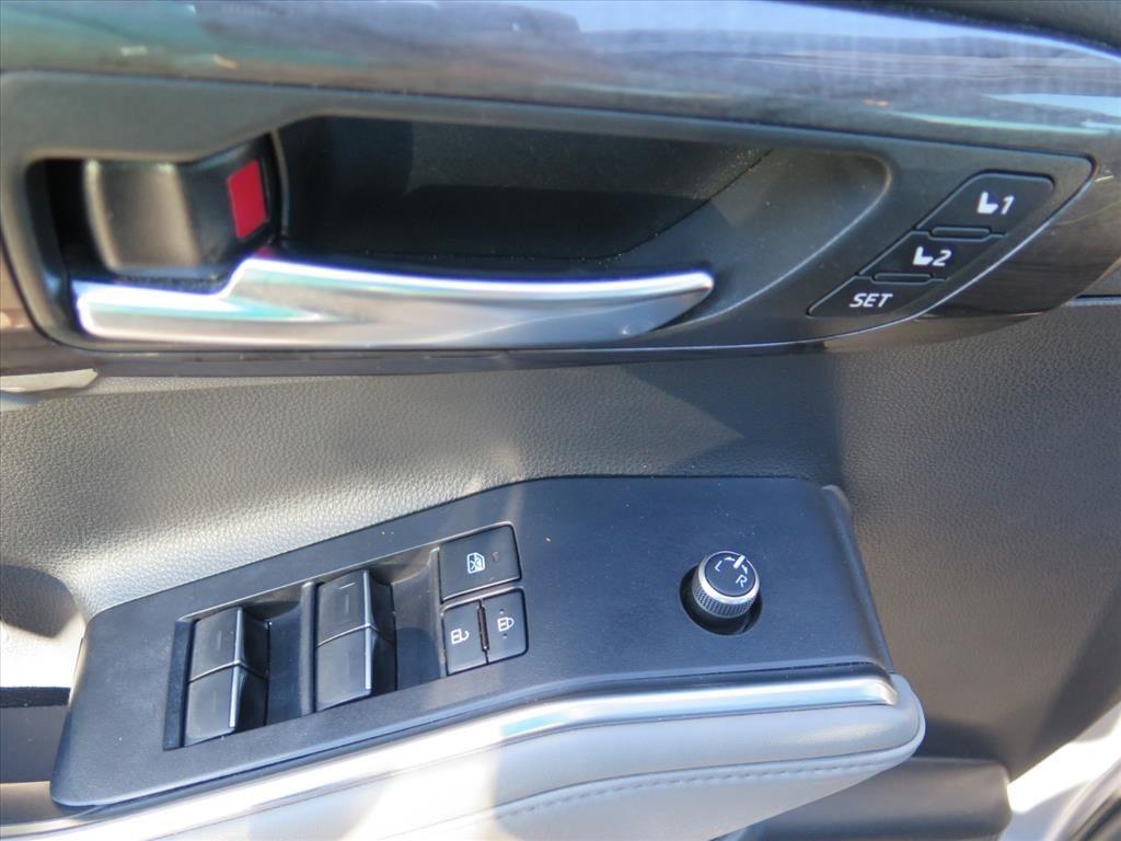 used 2022 Toyota Highlander Hybrid car, priced at $38,900