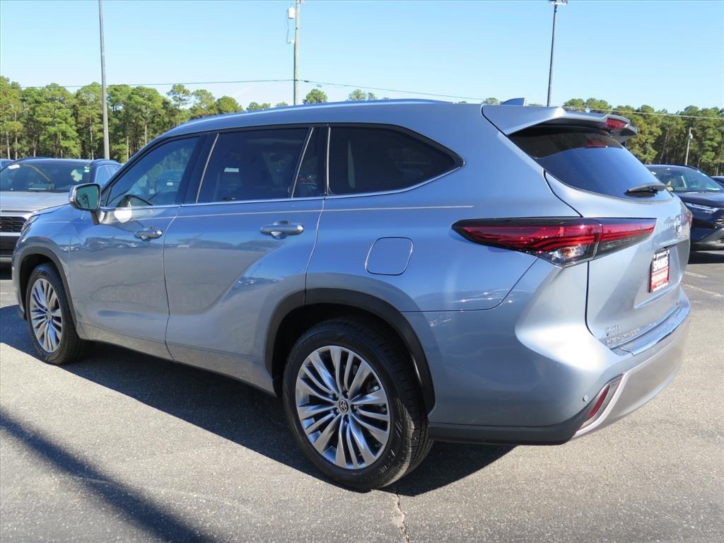used 2022 Toyota Highlander Hybrid car, priced at $38,900