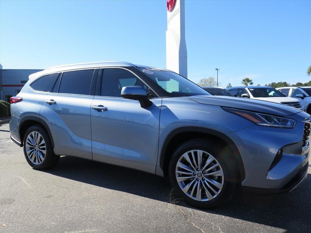 used 2022 Toyota Highlander Hybrid car, priced at $38,900