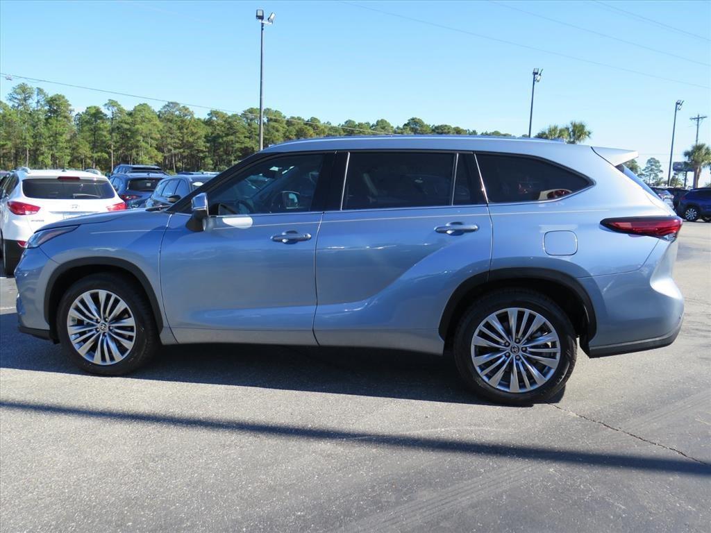used 2022 Toyota Highlander Hybrid car, priced at $38,900