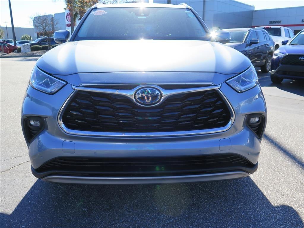 used 2022 Toyota Highlander Hybrid car, priced at $38,900