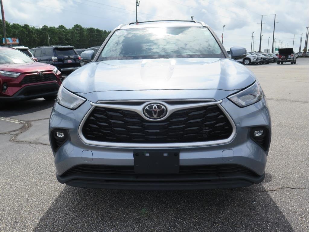 used 2022 Toyota Highlander car, priced at $38,900