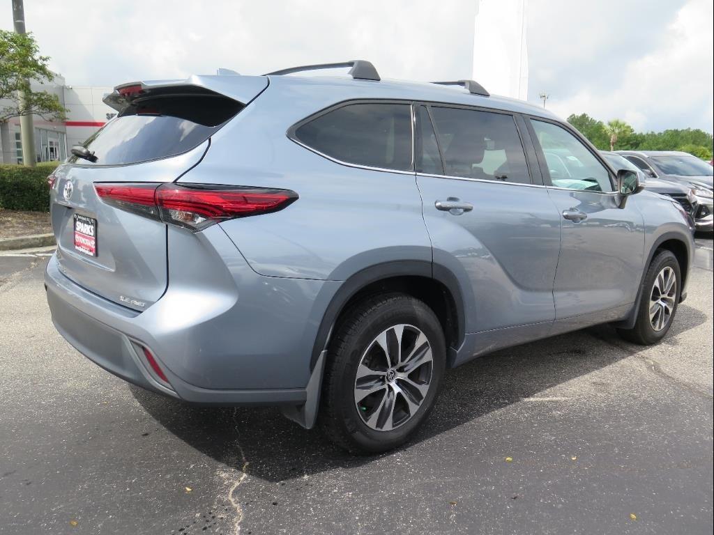 used 2022 Toyota Highlander car, priced at $38,900