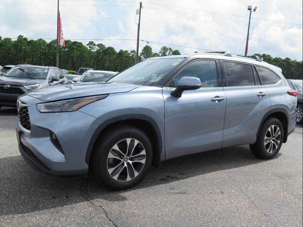 used 2022 Toyota Highlander car, priced at $38,900