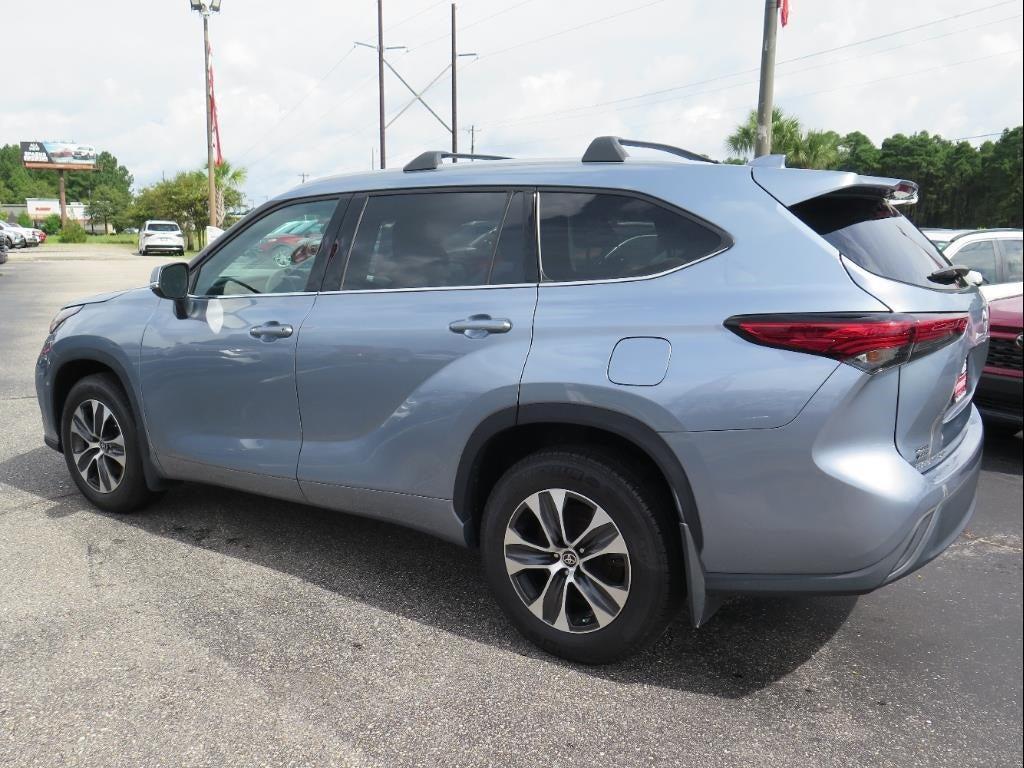 used 2022 Toyota Highlander car, priced at $38,900