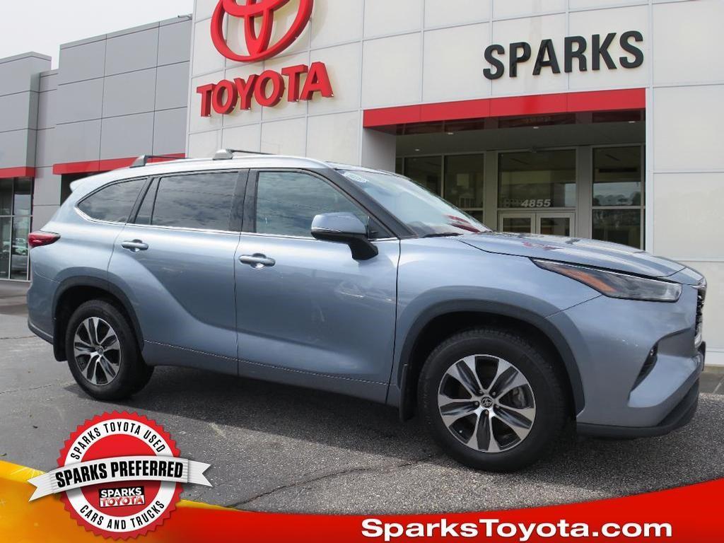 used 2022 Toyota Highlander car, priced at $38,900