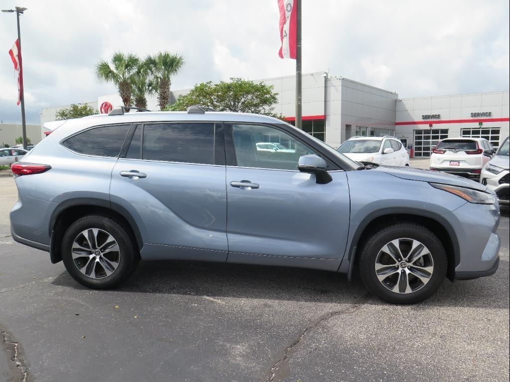 used 2022 Toyota Highlander car, priced at $38,900