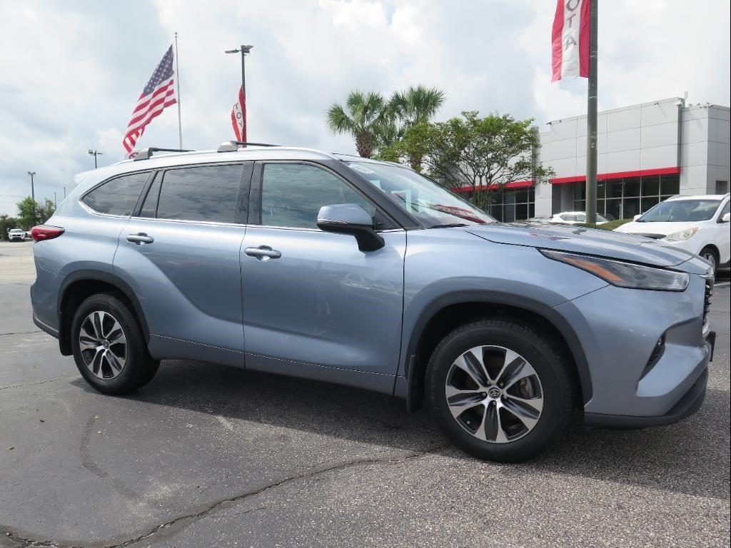 used 2022 Toyota Highlander car, priced at $38,900