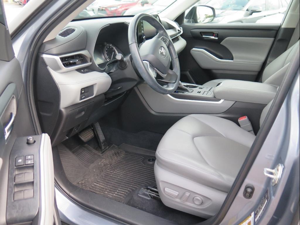 used 2022 Toyota Highlander car, priced at $38,900