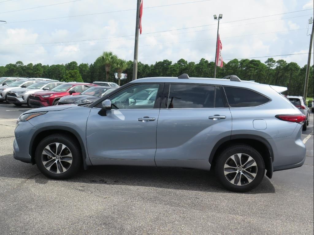 used 2022 Toyota Highlander car, priced at $38,900
