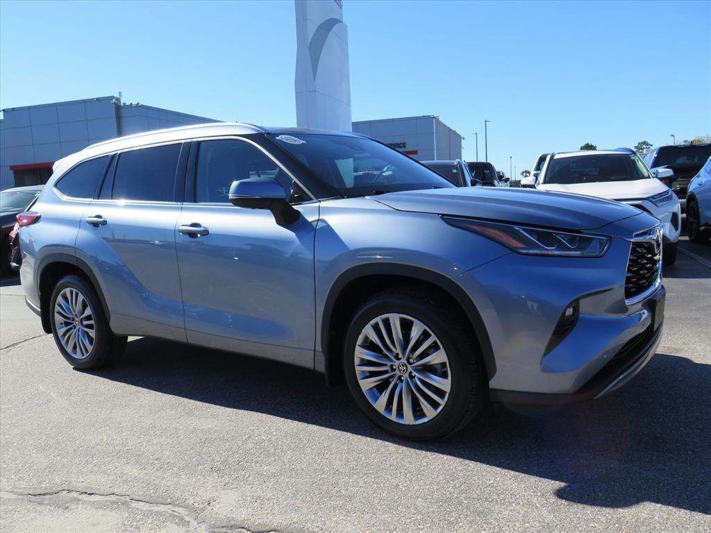 used 2023 Toyota Highlander car, priced at $44,900