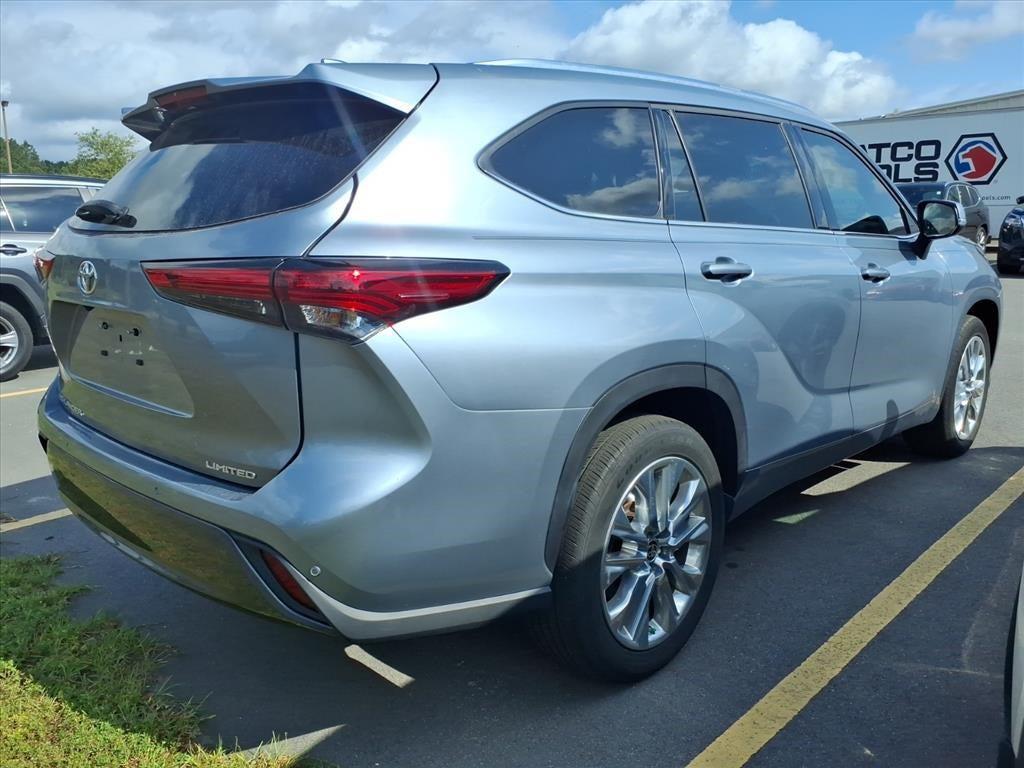 used 2023 Toyota Highlander car, priced at $40,900