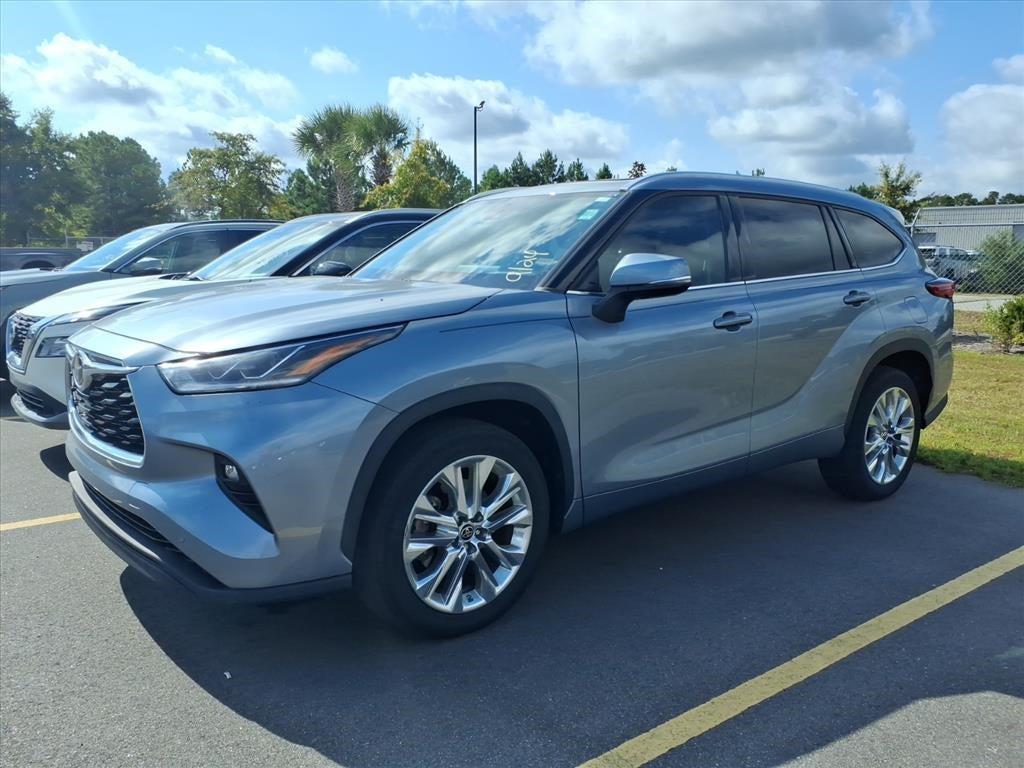 used 2023 Toyota Highlander car, priced at $40,900