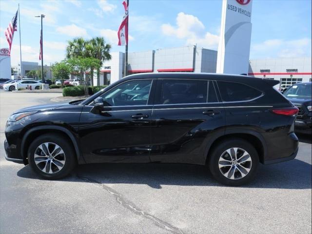 used 2022 Toyota Highlander car, priced at $38,700