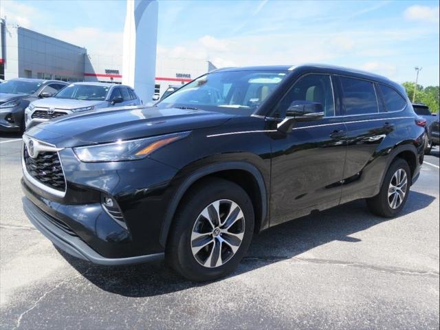 used 2022 Toyota Highlander car, priced at $38,700