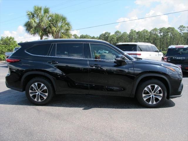 used 2022 Toyota Highlander car, priced at $37,900