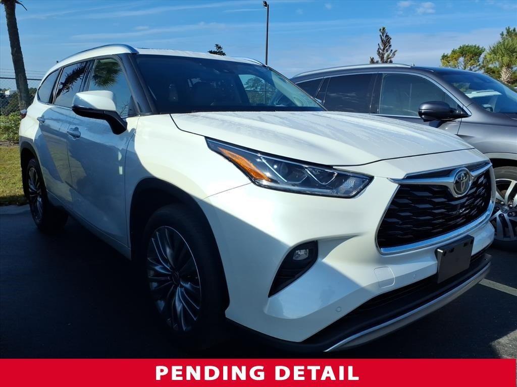 used 2021 Toyota Highlander car, priced at $40,900
