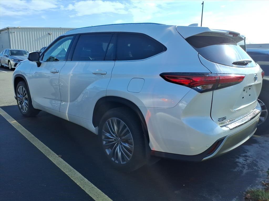 used 2021 Toyota Highlander car, priced at $40,900
