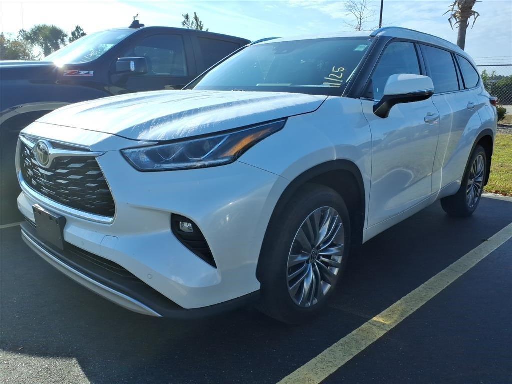 used 2021 Toyota Highlander car, priced at $40,900