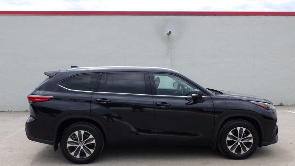 used 2022 Toyota Highlander car, priced at $30,900