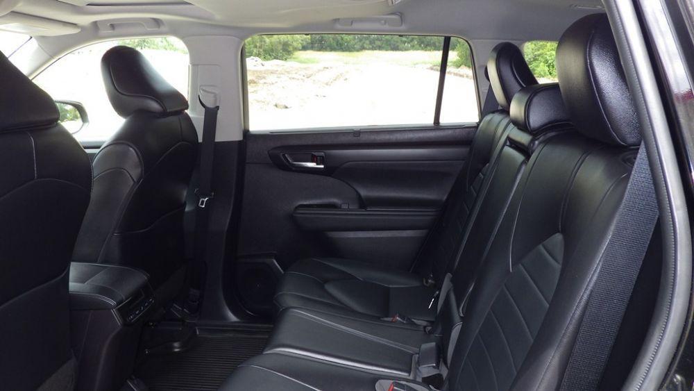used 2022 Toyota Highlander car, priced at $30,900