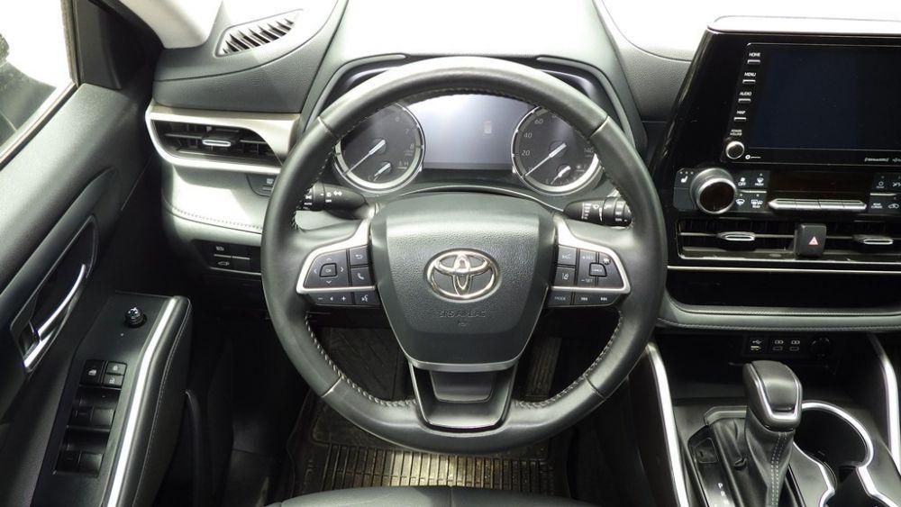 used 2022 Toyota Highlander car, priced at $30,900