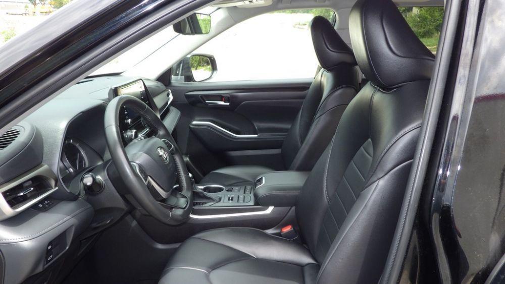 used 2022 Toyota Highlander car, priced at $30,900