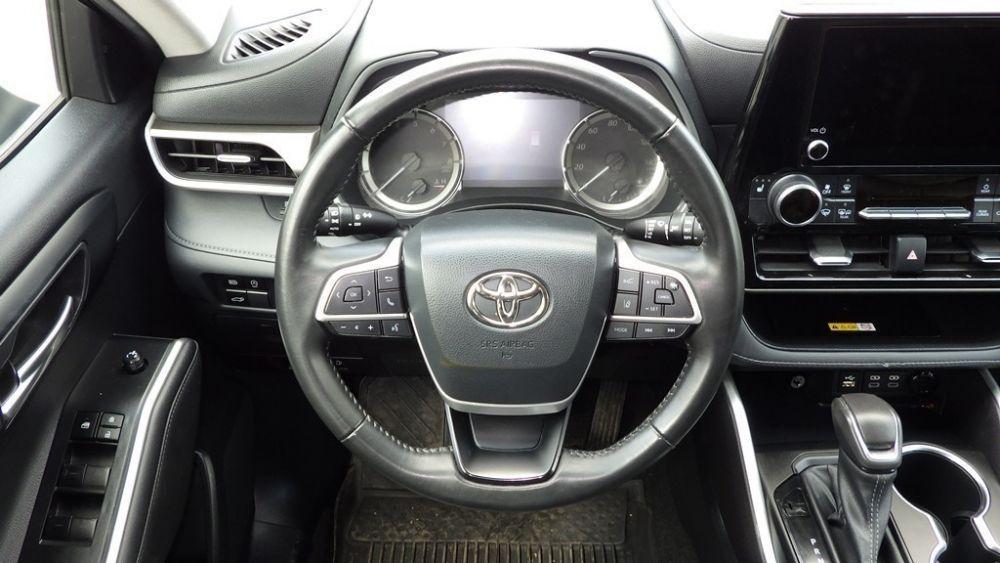 used 2023 Toyota Highlander car, priced at $32,900