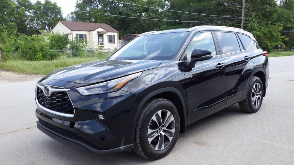 used 2023 Toyota Highlander car, priced at $32,900