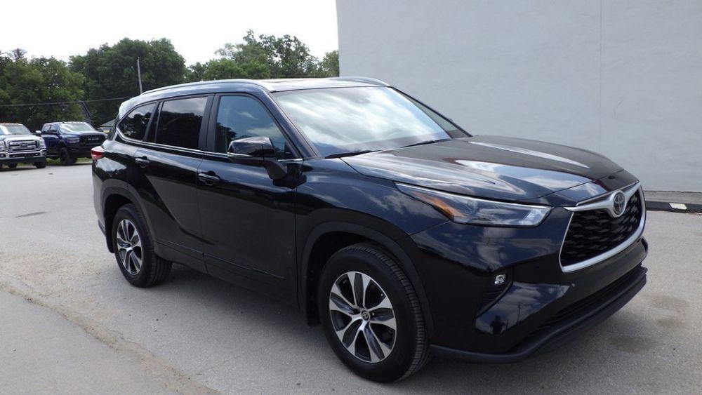 used 2023 Toyota Highlander car, priced at $32,900