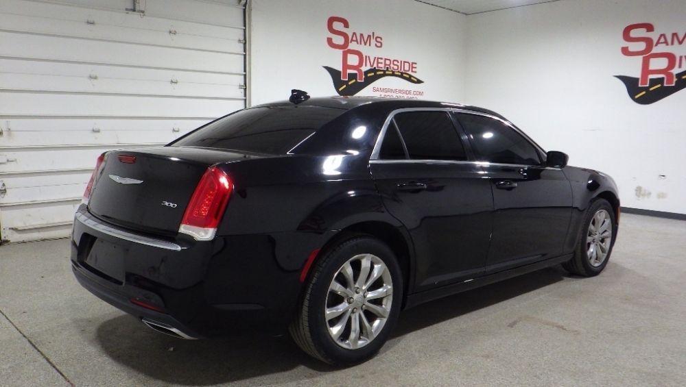 used 2017 Chrysler 300 car