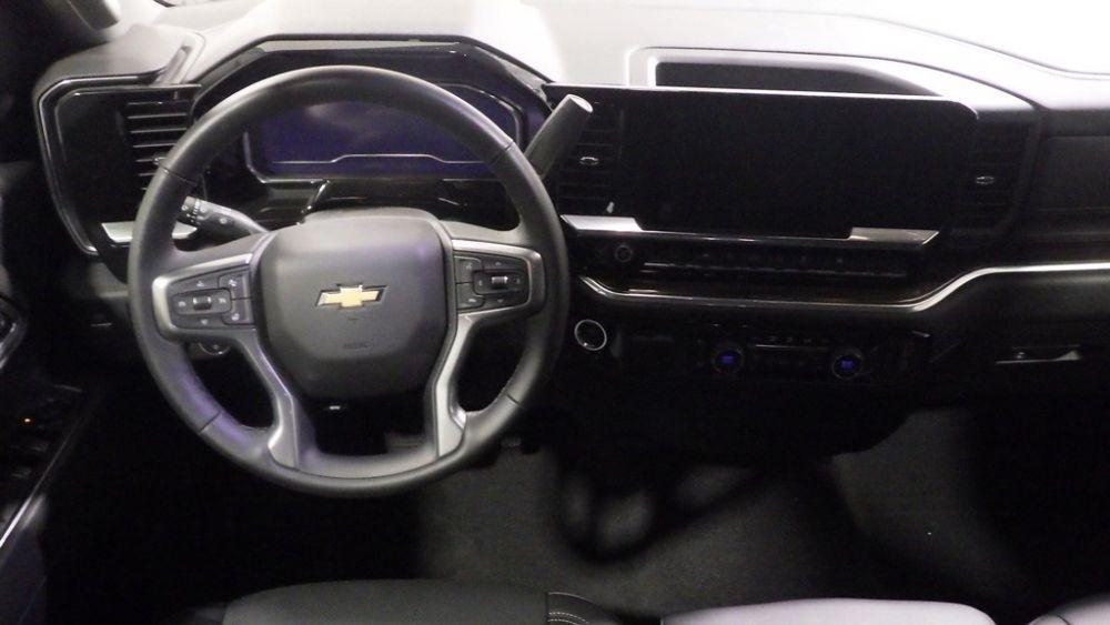 used 2025 Chevrolet Silverado 1500 car, priced at $30,900