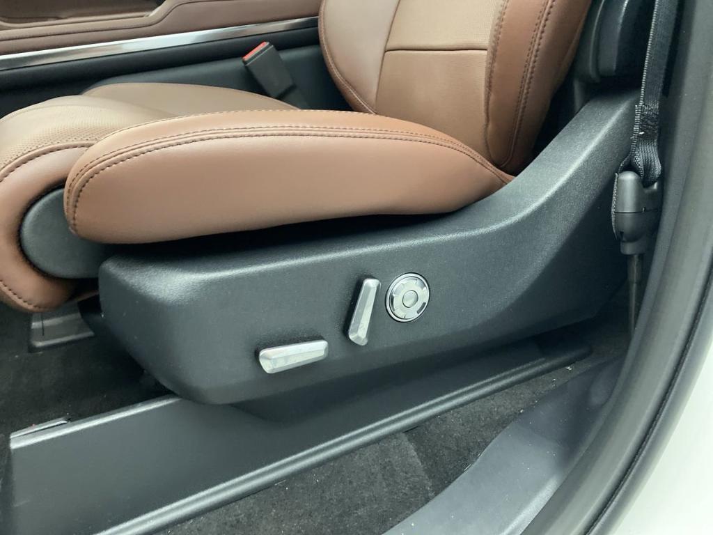 new 2025 Lincoln Navigator car, priced at $103,185