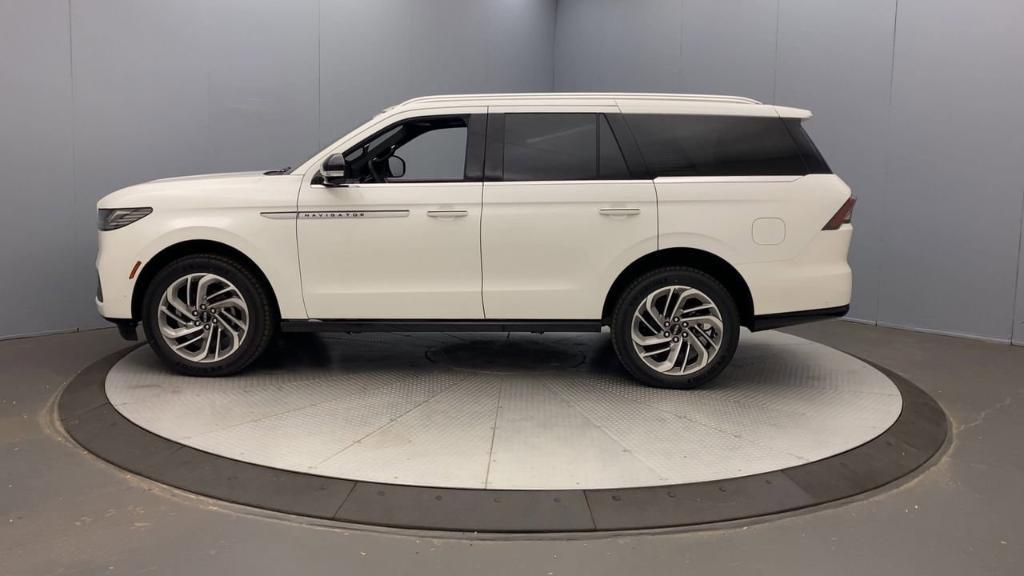 new 2025 Lincoln Navigator car, priced at $103,185