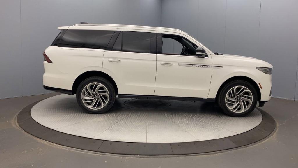 new 2025 Lincoln Navigator car, priced at $103,185