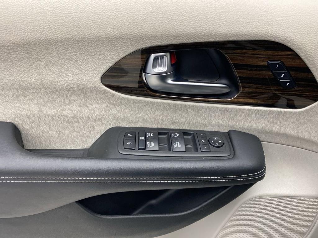 used 2023 Chrysler Pacifica car, priced at $30,995