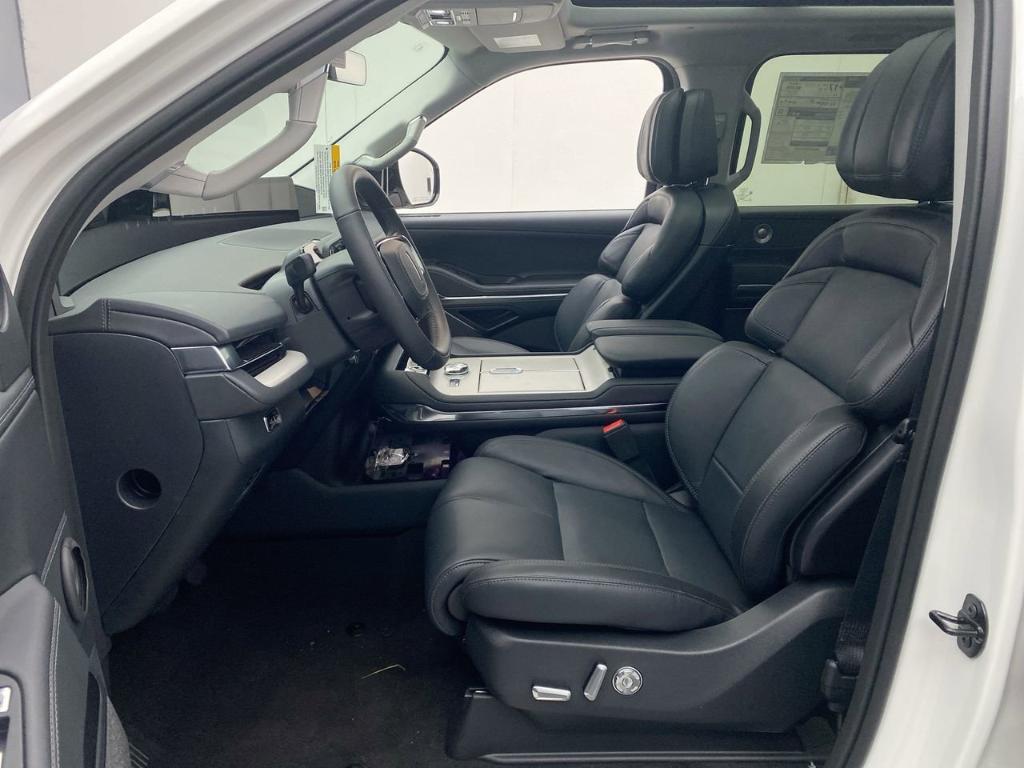 new 2025 Lincoln Navigator car, priced at $10,585