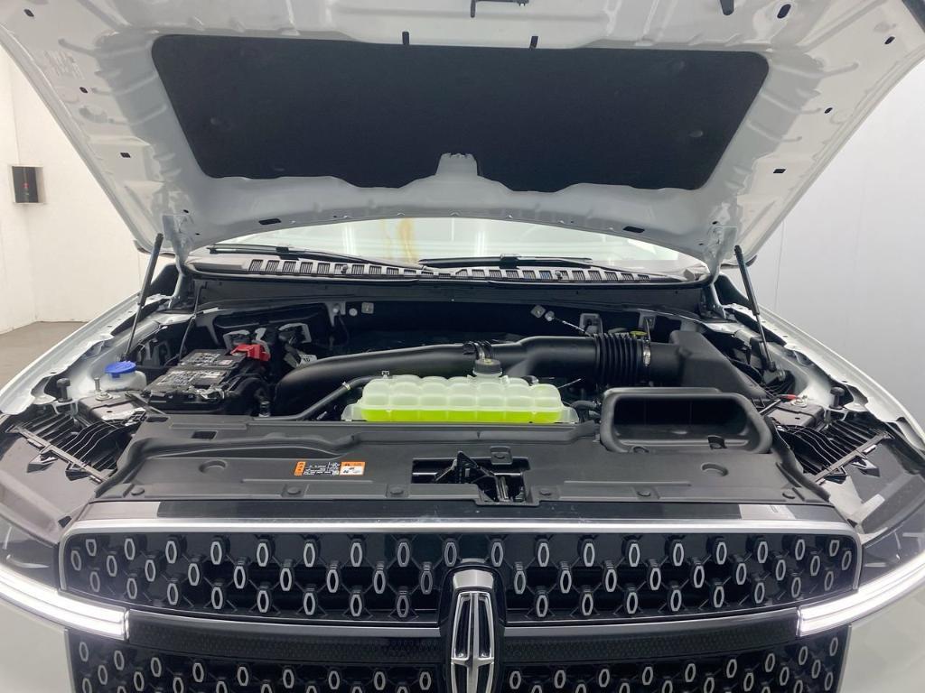 new 2025 Lincoln Navigator car, priced at $10,585