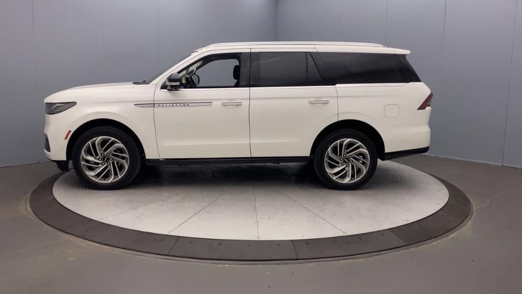 new 2025 Lincoln Navigator car, priced at $10,585