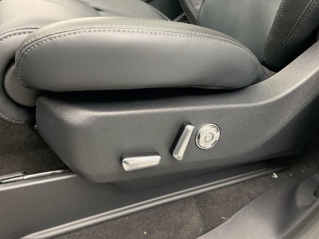 new 2025 Lincoln Navigator car, priced at $10,585