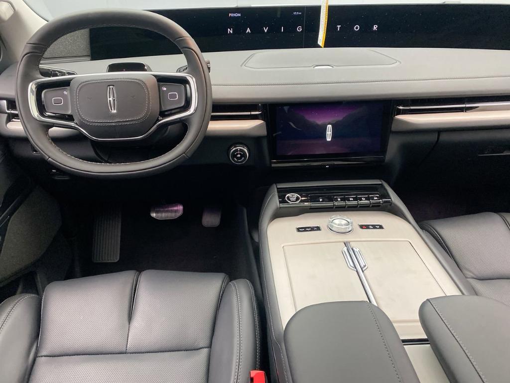 new 2025 Lincoln Navigator car, priced at $10,585