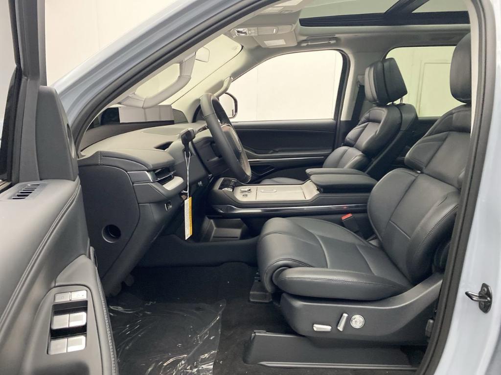 new 2025 Lincoln Navigator car, priced at $103,585