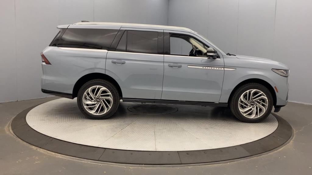 new 2025 Lincoln Navigator car, priced at $103,585